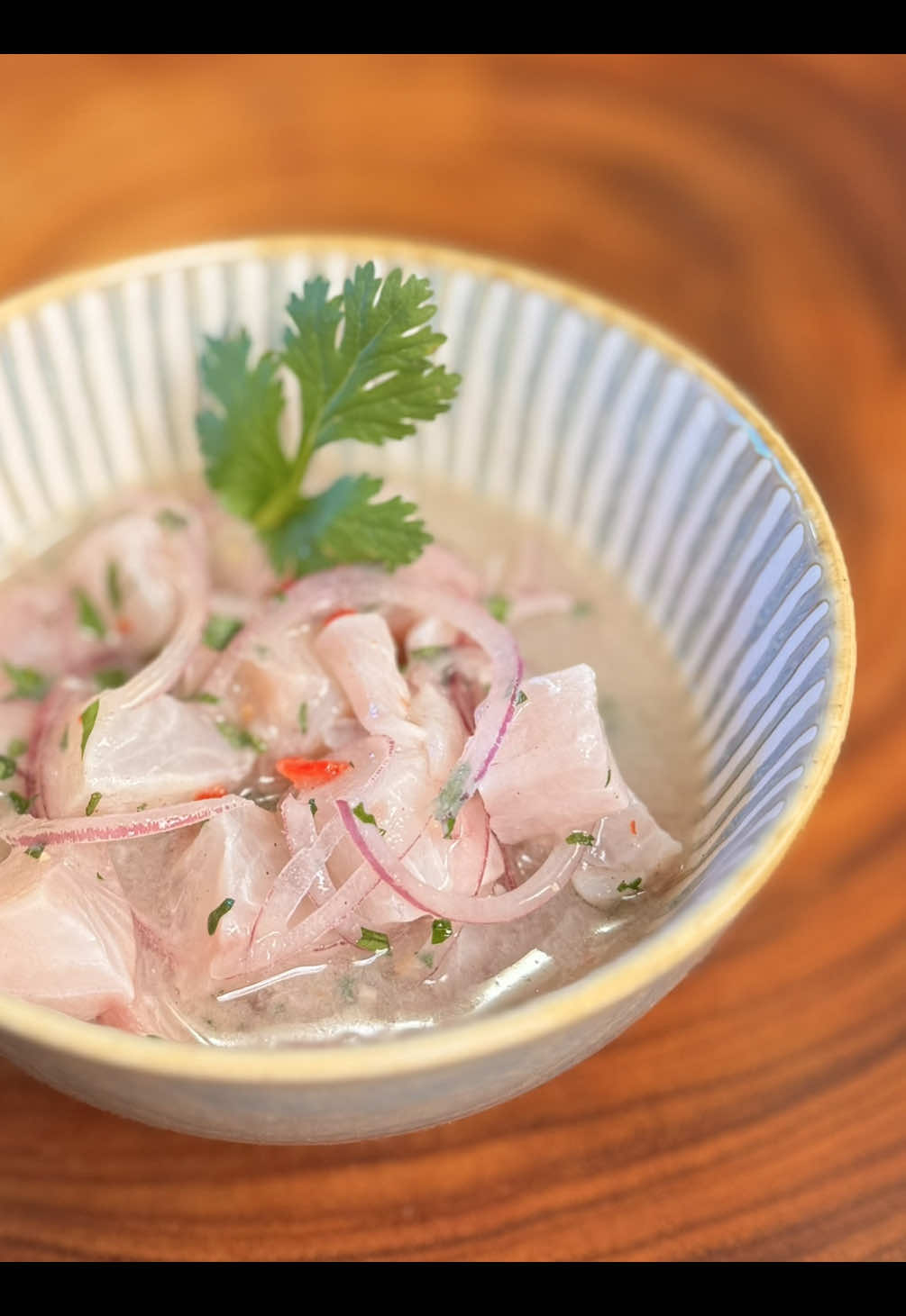 Leite de tigre não é um termo muito conhecido no Brasil, mas é esse caldo que compõe o ceviche peruano. Numa versão simplificada com hondashi, em substituição ao caldo de peixe original, eu reproduzi a receita clássica com muito sabor. E gastei bem pouco.  A maioria dos ingredientes a gente já tem em casa, e na tilápia eu paguei 59 reais o quilo. Comprei 232g, que me custaram então R$13,69, e renderam 3 porções.  Apesar de não ser um prato japonês, o ceviche costuma ser servido como entrada em alguns restaurantes de sushi, especialmente naqueles que seguem a linha nikkei. O coentro, na minha opinião, não pode faltar, mas quem não gosta, vai de salsinha mesmo…. 🤭🧡 Vale lembrar que o ceviche peruano pode ser feito sem o leite de tigre também, mas se você nunca fez assim, recomendo demais!  O segredo maior é saber ponderar o limão e o sal. Se facilitar pra você, nessa receita foram 60ml de suco de limão (2 limões grandes) e em torno de 2g de sal na tilápia (1 colher rasa de café de sal). Faz e depois me conta! 💕 #ceviche #sushi #comofazersushi #comidaperuana #comidajaponesa