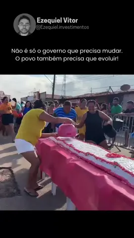 Esse vídeo é mais do que um bolo sendo desperdiçado… É o retrato perfeito do que está errado com o Brasil. Gente passando fome, e um bolo gigante sendo jogado no chão. Pessoas pegando com as mãos, com baldes, com pá, rindo enquanto desperdiçam o que poderia alimentar dezenas de famílias. Isso não é comemoração. É falta de consciência, de respeito, de noção. Não é só o governo que está falido. É a mentalidade. É a cultura do “tanto faz”, do “é de graça mesmo”, do “ninguém tá vendo”. Enquanto o brasileiro não aprender a respeitar o que é público, o que é coletivo, vai continuar vivendo nesse ciclo de miséria, desperdício e vergonha. Esse vídeo é um retrato triste da nossa realidade.  #brasil #reflexao #indignação #sociedade #acordabrasil #realidadebrasileira #educação #desperdicio 
