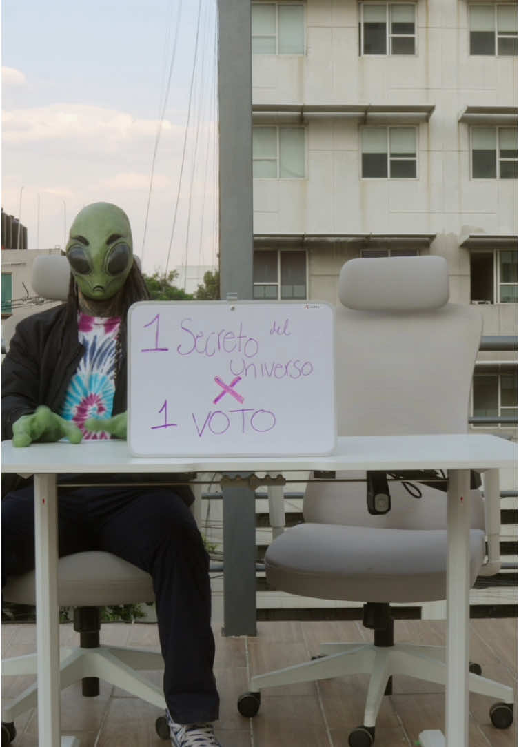 La respuesta siempre está en los votos 👽🛸 ¡Recuerden seguir votando por Noche de Chicxs en los Spotify Podcast Awards! Hazlo directo desde tu app de @Spotify México o ve al link de nuestra bio. 