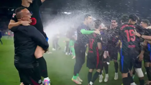 ❌ Espanyol, Barcelona'nın stadyumlarında şampiyonluk kutlaması yapmaması için fıskiyeleri açtı. Maç sonu gerginlik çıkmaması için Barcelona Teknik Direktörü Hansi Flick, oyuncularını soyunma odasına soktu. #sporgünlükleri #futbol⚽️ #futbol #laliga #barcelona