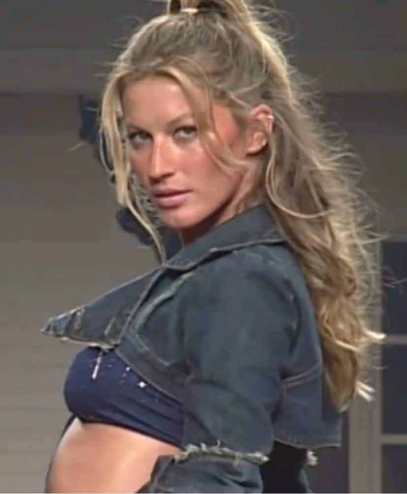 #giselebundchen#catwalk#Runway#colcci 