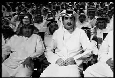 خـبـرتـوا حـــدن يـبـكـي عـلــى واحـــد يبـكـيـه وخبـرتـوا حــدن مـسـجـون ميـابـغـي فـراجــه احــبــه ولاابـغـضـتـه عــلــى شــــي يـسـويــه ولازالــــت رقــــاب الــرجــا فــيــه مـنـعـاجــه عـسـى مـنـزل ظـمـه حـقـوق الـوسـم تسقـيـه وتضحـك لــه الدنـيـا وهــو يضـحـك احجـاجـه فـقـد خـاطـري شـــي مـــن الضـيـقـة مسـلـيـه وغـدت روحـي مــن الـنـاس واللـيـل هجـاجـه اروح لــمــكــان خـــابـــره خـــابـــره يــاتــيــه اســوق الـقـدم صـوبـه وهــي مـالـهـا حـاجــه مــكـــان نــزيـــه واول مـواجـهــيـلــه فـــيـــه وانــــا خــابــرن مــارجــل مـثــلــه بــدواجـــه لـعــل وعــســى مـاحـدنــي لـلـمـجـي يـدعـيــه واشـوفــه وانـــا مـــاودي اسـبــب احــراجــه يـحــب الـجـريـح اخـــر دروب الـلـقـا ويـجـيـه وتـحــب الـقــدم جــيــه مــكــان اول مــواجــه .. #محمد_بن_فطيس#like#explor 
