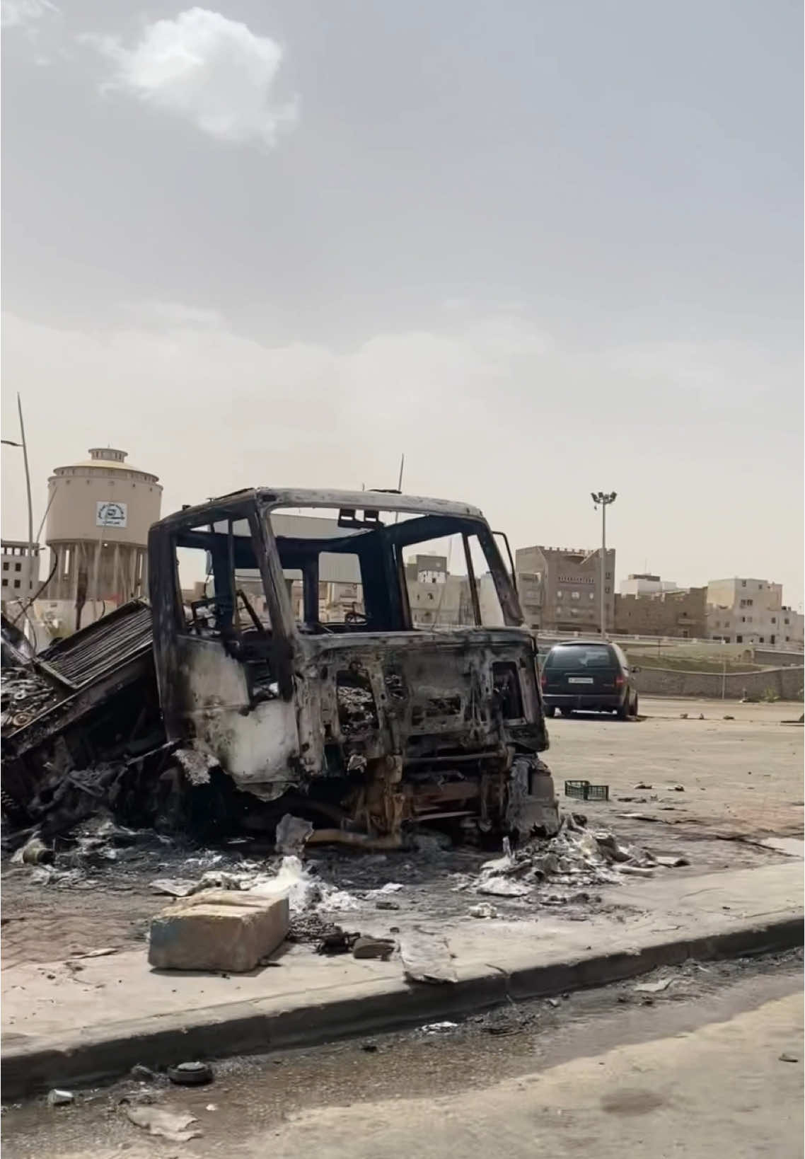 في وسط الدخان والنار، ضاعت أرزاقنا ودمعت عيون الأمهات، ابنها ما رجعش من الغدر، والألم ما يغيبش من قلوبنا. المحلات ولّت خراب، واللي كان أمل صار ماضي، لكن رغم كل الجراح، ليبيا ما تموتش، والأمل في السلام باقي، مهما طال الليل. ربي يصبرنا ويرحم الشهداء، ويرجع لبلادنا الفرح والأمان💔( مش كله تصويري )                                                      #ليبيا #طرابلس #بنغازي #مصراته #اكسبلور #درنه #طبرق #مصر_السعوديه_العراق_فلسطين #تونس #تونس #حرب #libya🇱🇾 #لايكات #لايك__explore___ #💔 #حسبي_الله_ونعم_الوكيل #fyp 
