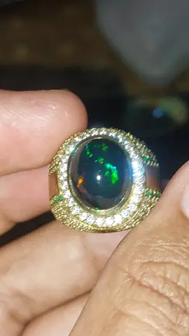Menunjukan kelas sosial yang tinggi Dengan harga yang dibilang cukup mahal, batu black Opal kalimaya mampu menunjukan kelas sosial siapa anda. Sehingga orang akan merasa bangga dengan dirinya sendiri yang sudah mampu membeli batu kalimaya dengan jenis tertentu. Bayangkan saja ketika tangan anda memegang handphone mahal, tentu rasanya bebeda bukan? #batumulia #permata #keindahan 