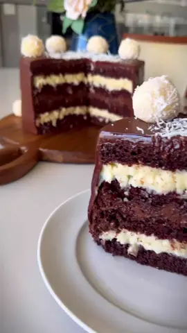Bolo Irresistível de Chocolate e Coco! 🍫🥥 Vídeo e receita completa no perfil😊🎂 #bolo #chocolate #bolodecoco