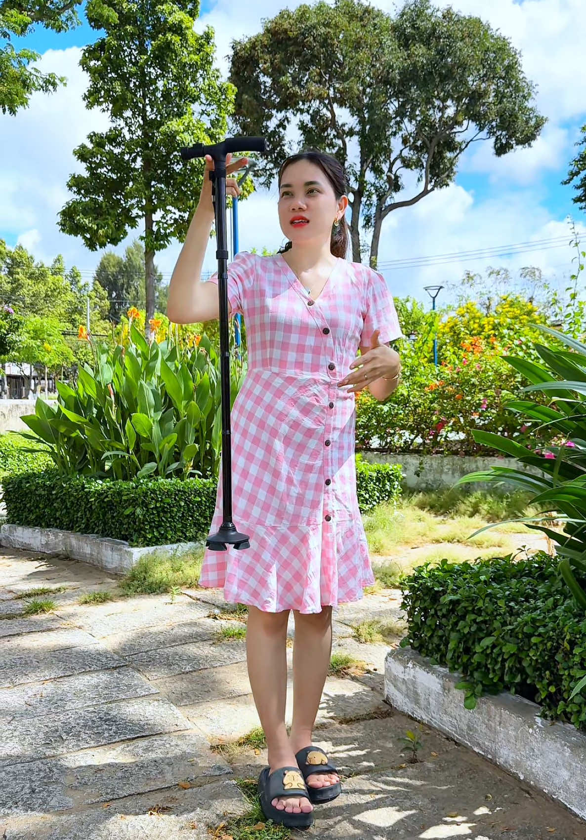 Gậy gấp gọn chống trượt cho người già, người gặp khó khăn trong vận động di chuyển  #chuyen_lan_n #gaychonguoigia #gaychongthongminh 