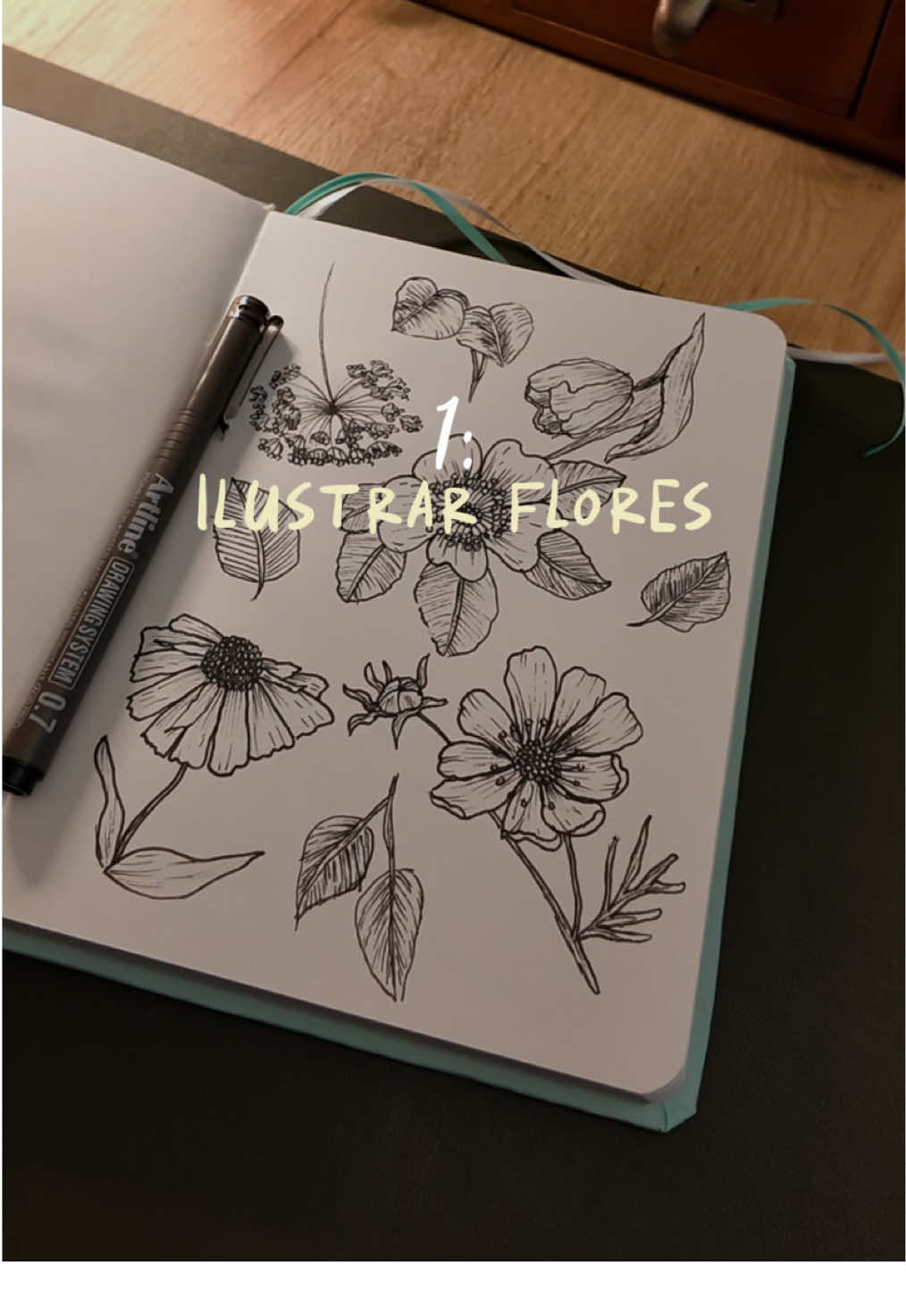 Idea 1 de 100 para que empieces a llenar esas libretas que tienes en blanco.  Ilustra flores, yo seguí los tutoriales de @Karla  Son muy fáciles de seguir y los resultados son preciosos 🌸 #journal #floresilustradas