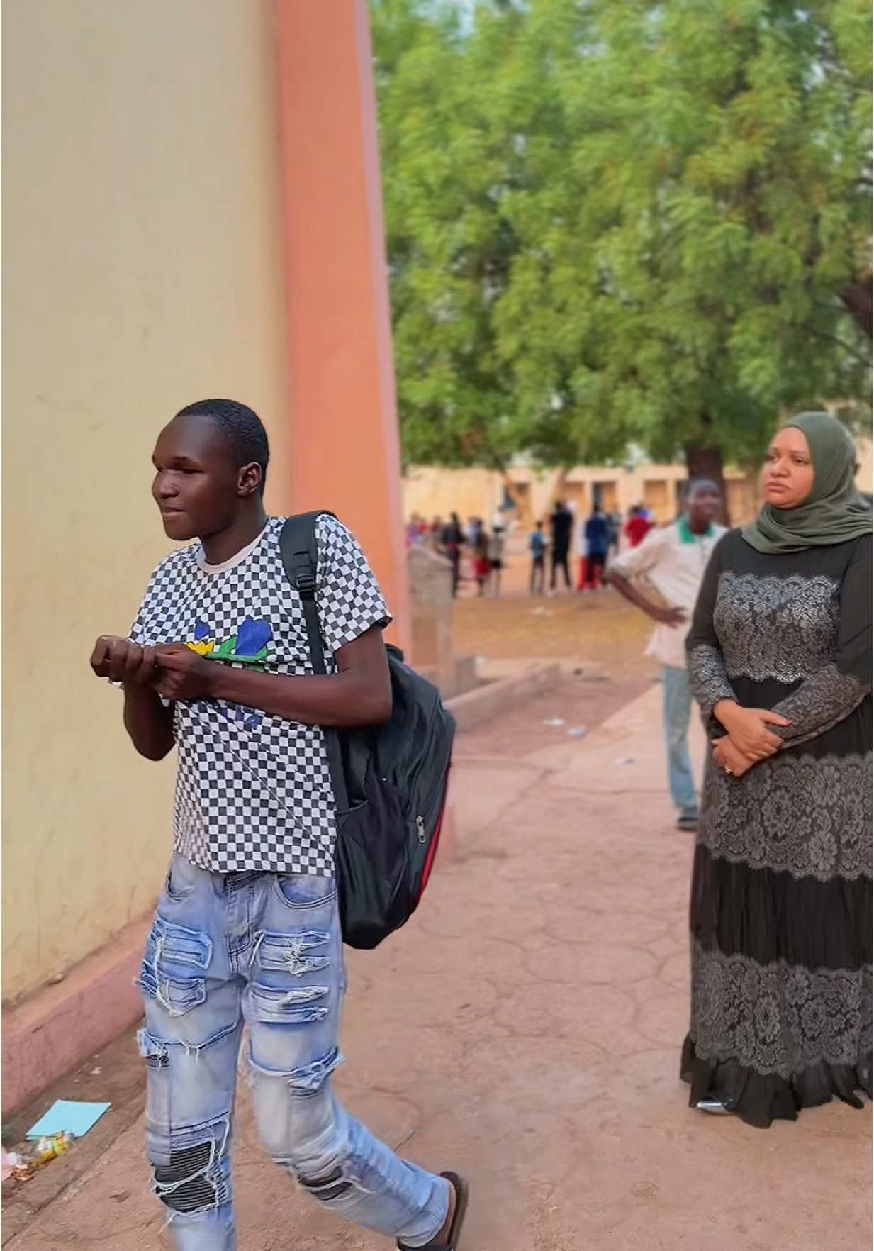 Guider un aveugle, c’est ouvrir la porte du paradis pour soi. Ne ferme pas les yeux sur leur réalité.#aide #don #humanity #solidarity #handicap #aveugle #charity 