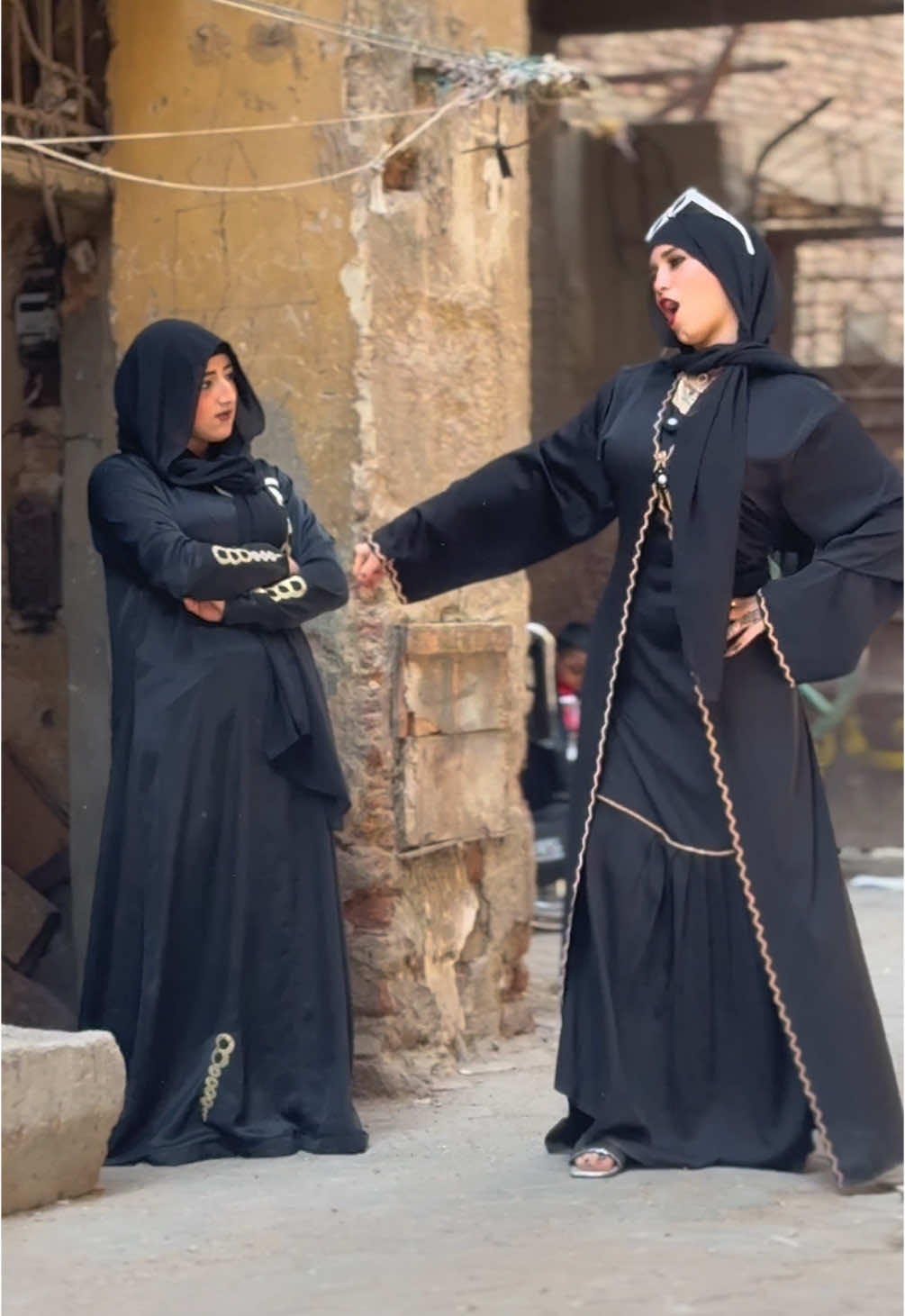 بنتين يفعلون شيء غريب والسبب غير متوقع😱😱!!