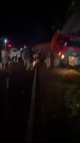 kecelakaan tadi malam Jum at kurang lebih jam 9•30 Tronton vs mobil rush tuk korban warga Lo ikas Kaltim.......sopir nya takapit tadi malam tuk data korban berapa orang masih belum tercopy!dan bagi yang lebih tau info akurat nya bisa di tambah kan........#barabai #barabaibungaskalsel# #kalsel #mobil #tronton #news #masukberanda #viralvideo #warga62 #sopir #driver #phto #ambulance #jalan #kaltim_samarinda #fyppppppppppppppppppppppp 