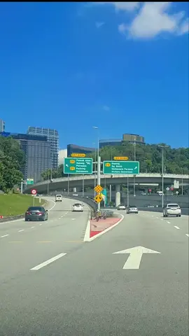 pandu kereta nmpk mudah tapi jgn tersalah pilih lorong atau simpang, jika tersalah pilih, kita terpaksa korban kan jarak  begitu juga kadar tol yg perlu dibayar.. *tapi ini bkn tentang memandu kereta 🥺 