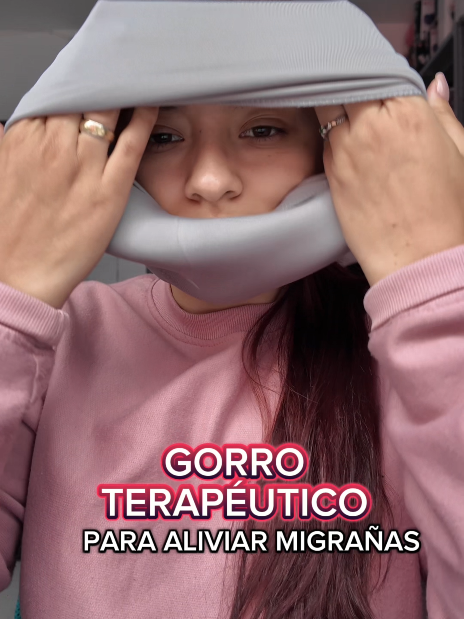 🧠 ¿Migraña otra vez? Si conoces ese dolor intenso que no te deja ni abrir los ojos... este gorro puede cambiar tu vida. 🧊 Es un gorro terapéutico especial para migrañas, con compresas frías que rodean toda tu cabeza, aliviando la presión y el dolor al instante. ✨ Se enfría fácilmente en el congelador, es suave, cómodo y se ajusta perfecto a tu cabeza. Ideal para usar en momentos de crisis, después de un día estresante o incluso para relajarte. 🙌 ¡Dile adiós al dolor de cabeza y dale la bienvenida al alivio que mereces! Porque cuidarte también es quererte 💙 #migraña #migrañacrónica #migrañas #migrañasincapacitantes #gorrodemigraña #salud #dolordecabeza #dolordecabezayotrascosas