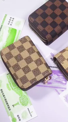 From casual jeans to evening dresses – this wallet blends with EVERY look. #cardcase #wallet 