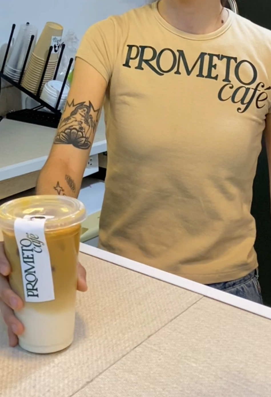 Agitalo y también tu bebida 🕺☕️ @B3 Geek Store  #cafeteriasbonitas #gdl #plazadelsol #playcenter #latte 