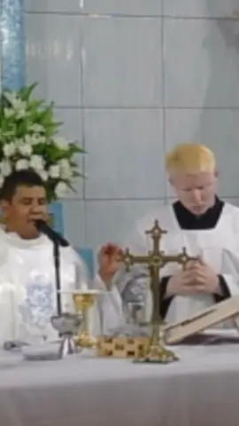 Eis que o padre ainda não se acostumou a citar o nome do novo papo! 