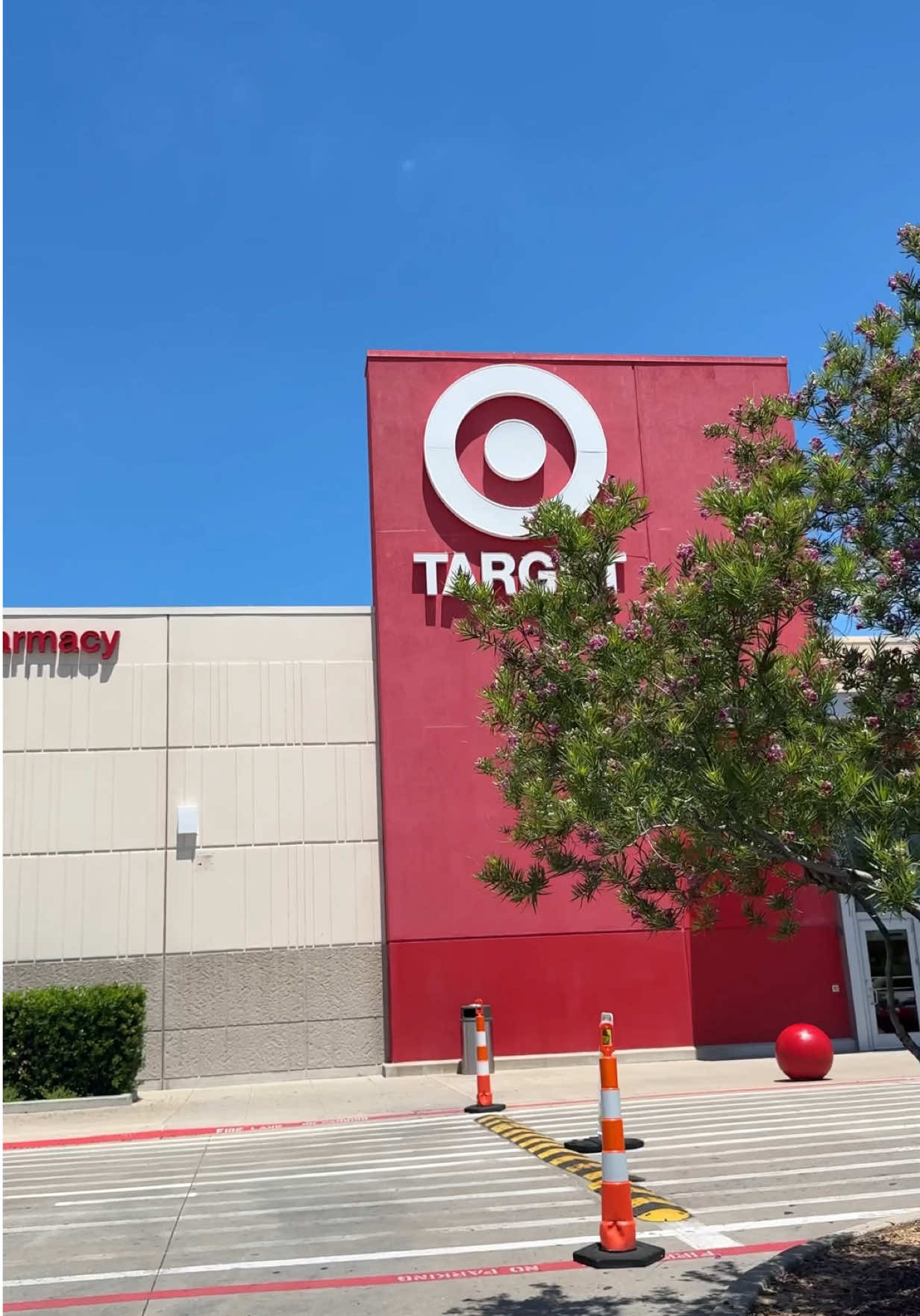 a quick target trip to make some childhood magic and stock up on the best summer drink! @ARMRA released an exclusive valiant grape flavor that’s only available at Target. It tastes like my favorite childhood drink, but now with health benefits to fuel my body! Partnering with ARMRA to share the summer glow-up 💜 #ARMRAad