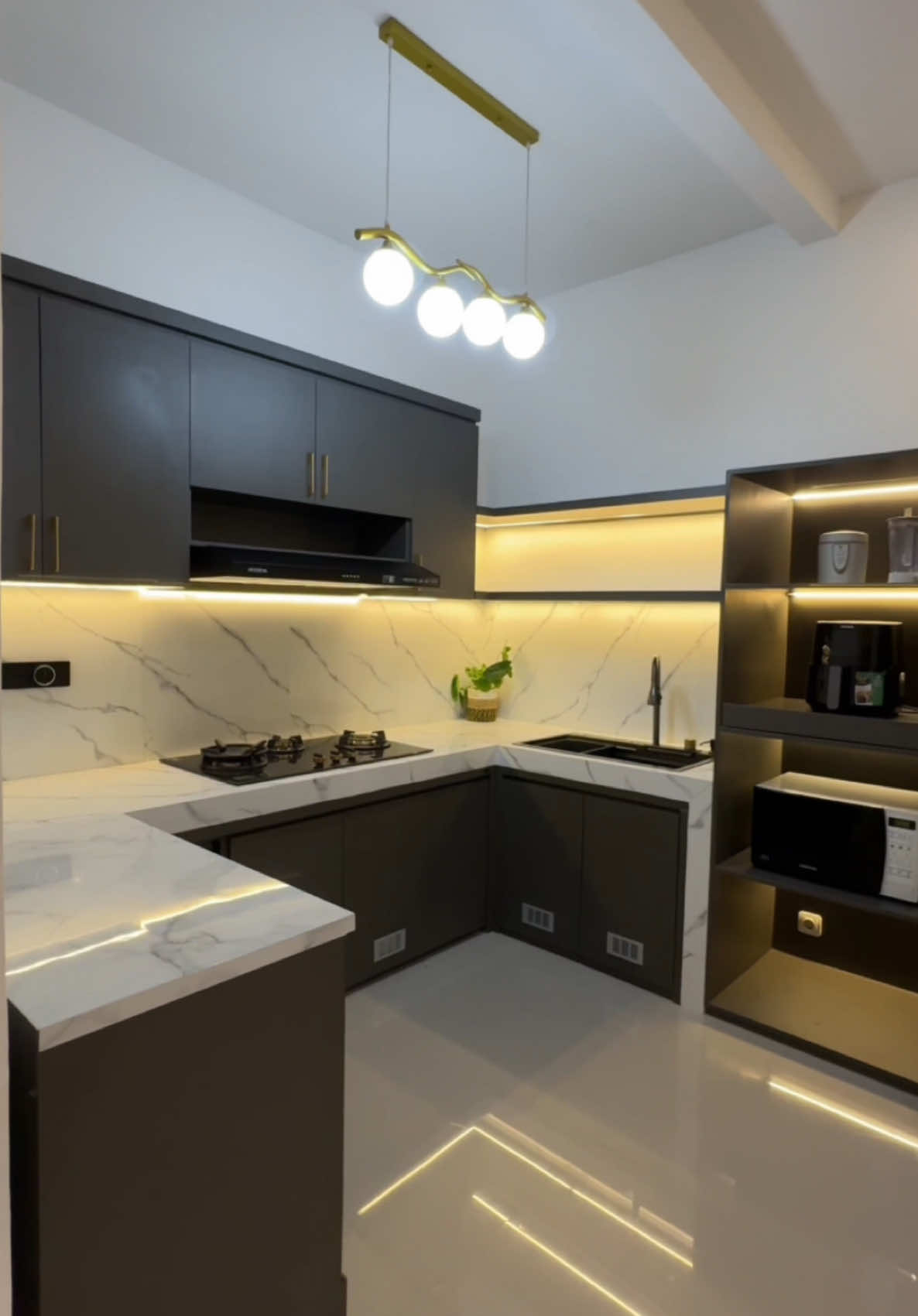 Kitchen set minimalis done,,yang mau bisa kami wujudkan,, 😊jadi tunggu Apalagi yukk hubungi kami untuk memperindah kantor atau hunian anda😊😊😊  ,, bisa request desain sesuai ke inginan anda,, atau langsung dari kami juga bisa,, gak usah bingung percayakan pada kami tentunya ,, 😊 yuk hubungi kami ,,😊wujudkan interior rumah anda di Usj Furniture 😊,,   Yg mau tau monggo bisa tanya-tanya KONSULTASI datang ke kantor gratis…. BANYAK BONUS,,  Ada diskon desain bagi yang memakai jasa kami,,😊😊 Kami juga menerima jasa design interior dan furniture seluruh area jawa timur meliputi :  - kitchen set - partisi  - plafon - wallpaper - wallpanel - lantai vinyl - sofa custom  - backdrop tv  - mini bar  - meja belajar  - bed custom  - almari custom  Dll  Info harga, design, dan konsultasi gratis hubungi  0857-0099-5799 0856-5517-5650 #furnituresurabaya #furnituremojokerto #designinterior #furniturejawatimur #backdrop #mojokerto #interiorruangtamu #interiordesign #rumahidaman #keluargabahagia #esteticaavancada #fyp #viral