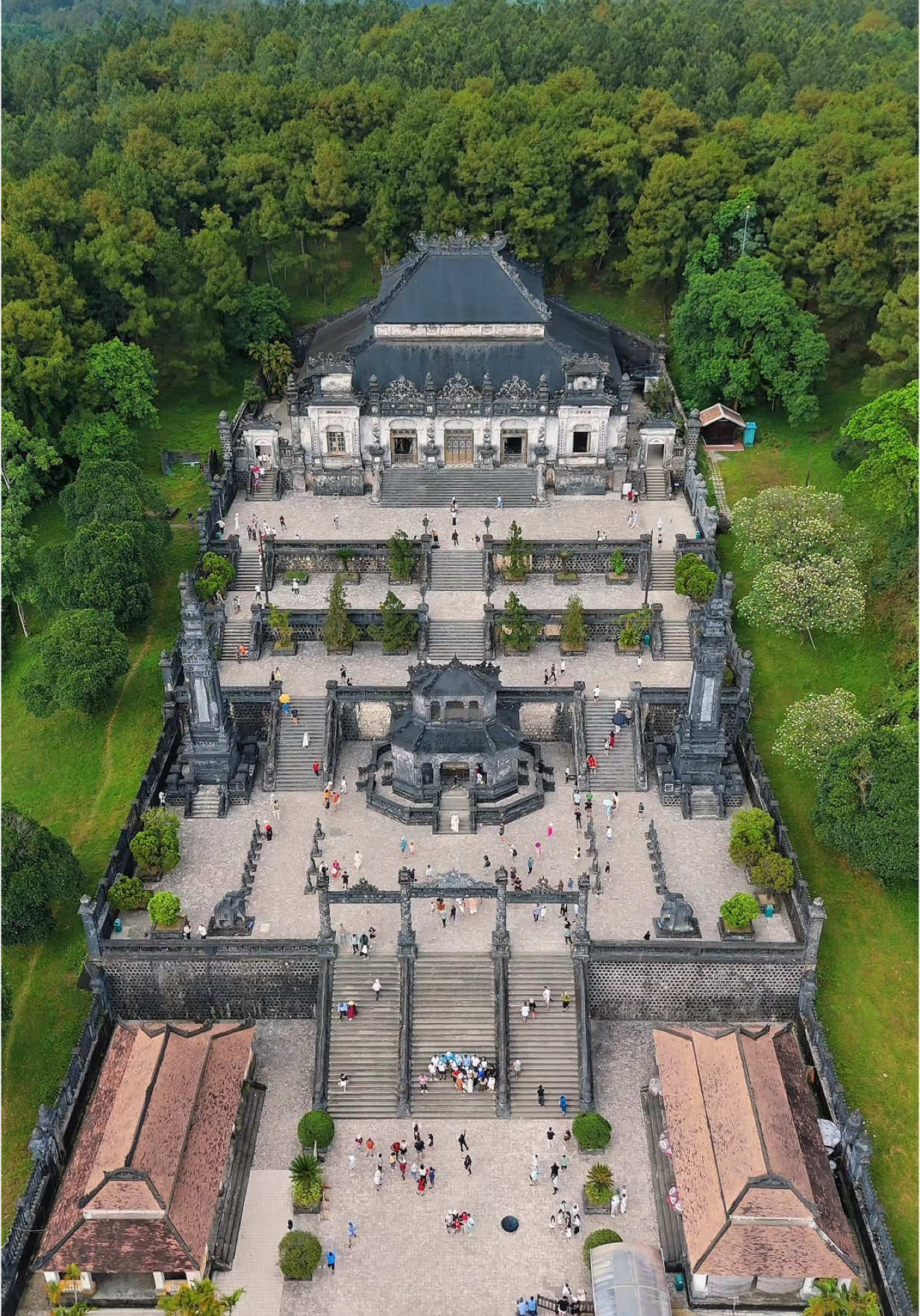 Ứng Lăng - Lăng Vua Khải Định, vị vua thứ 12 của Triều Nguyễn. Ứng Lăng là điểm đến không thể bỏ qua với du khách khi khám phá Cố đô Huế, đồng thời là di sản quý báu phản ánh thời kỳ giao thời đầy biến động của lịch sử Việt Nam. #ilovevietnam🇻🇳🇻🇳🇻🇳 #hue #unglang #langvuakhaidinh #unglanglangvuakhaidinh 