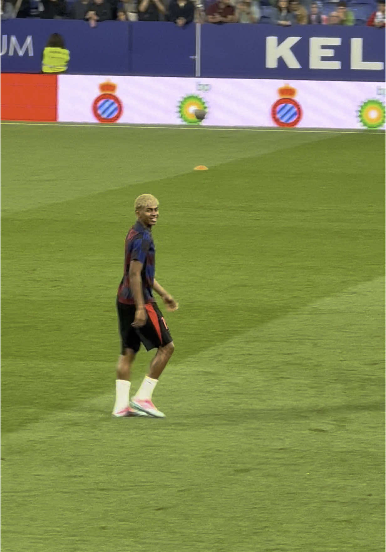 El cañito que le hace Lamine Yamal a un preparador del equipo en el derbi de La Liga Espanyol 0-2 Barcelona #lamineyamal #barcelona #espanyol #laliga #yamal 