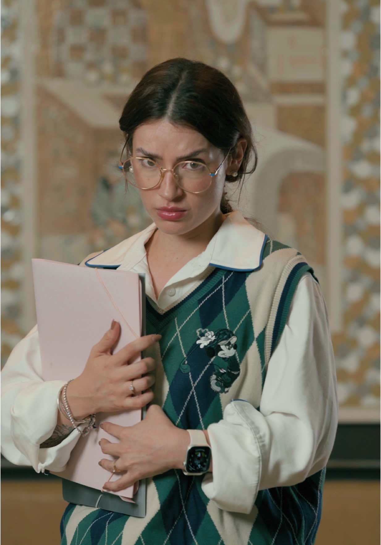 Tudo começou com um comentário: “Você precisa de um makeover”. E eu achei que era só sobre roupa… Mas era sobre atitude, sobre estilo, sobre aparecer por aí com uma bolsa rosa nada discreta e com energia de protagonista. A @Gocase Brasil o toque final com a mini tote mais perfeita: compacta, estilosa e cabe TUDO. Agora me diz: depois desse glow up, tem como voltar atrás? Cupom: JESS  Publi  #GlowUp #makeover #bolsaparatrabho 