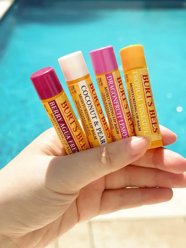 catch us poolside with the Tropical 4-Pack 🌴🏊‍♀️ #tropicalflavors #poolsideessentials #lipbalm #lipcare #burtsbees