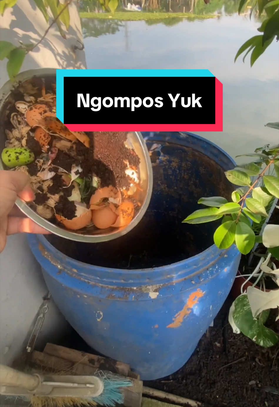 Mengompos adalah hal simpel yang bisa menyelamatkan negeri ini dari masalah sampah. Yuk buat kompos sendiri di rumah #kompos #berkebun #urbanfarming #ConSantanderConecto 
