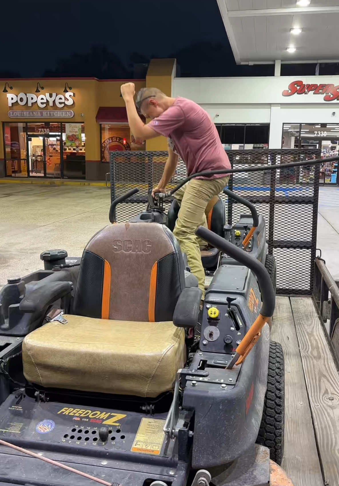 #gas #gasstation #mowmoney #fuelup #gassemup #moreterribledancing #trash #boots #season #dirty #dirtyhandscleanmoney #getarealjob @Kendra Sprouse #betthatup  