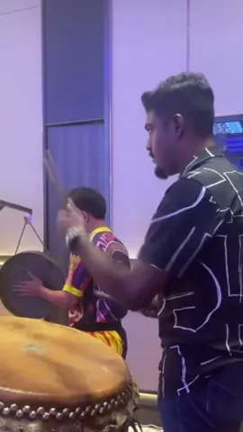 🇲🇾 舞狮不分种族 这是个文化🫡 Lion dance has no racial distinction, it is a culture 来自吉隆坡嶺南鹤藝体育会 Heng xing Liondance 的友族同胞也来一手 👏👏👏 Fellow ethnic groups also come to help 👏👏👏 @พราวีน🐊  🫡🫡🫡 Respect Satu  malaysia #马来西亚 #malaysia #malaysiatiktok #liondance #mualan #tariansinga #barongsai #醒獅 #醒狮 #舞狮 #liondancer #liondanceperformance #liondancecompetition #liondancelife #高桩 #高桩舞狮 #高桩舞狮🦁 #高桩舞狮表演 #舞狮生活 #舞狮比赛 #舞狮表演 #舞狮运动 #liondancemalaysia #liondance2025 #múalan #múalan2025 #lansurong #lansurong2025 #liondancing   #liondancedrum #liondancedruming  #barongsaitiktok #barongsai2025 #传统 #传统文化 #traditional  #台上一分钟台下十年功 #respect #tamil #tamiltiktok #tamilan #tamiltiktoker #友族同胞 #satumalaysia #satumalaysia🙋🇲🇾 #onemalaysia #1malaysia 