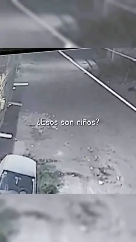 Niños FANTASMAS? parecen que se unen sus pies.. Sígueme para más vídeos #fantasmas #paranormal #fyp #cctv #que #top 
