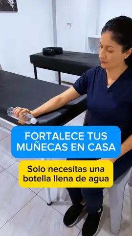 ¿Tienes debilidad en las muñecas? Aquí te muestro 2 estiramientos y 3 ejercicios para fortalecer flexión, extensión y pronación usando solo una botella de agua. Ideales para prevenir lesiones o complementar tu recuperación. Hazlos con control y constancia. 4 series de 10 a 15 repeticiones. #EjerciciosParaMuñeca #Fisioterapia #Rehabilitación #DolorDeMuñeca #EjercicioEnCasa #PrevenciónDeLesiones #SaludMusculoesquelética #FisioTips #MuñecaFuerte