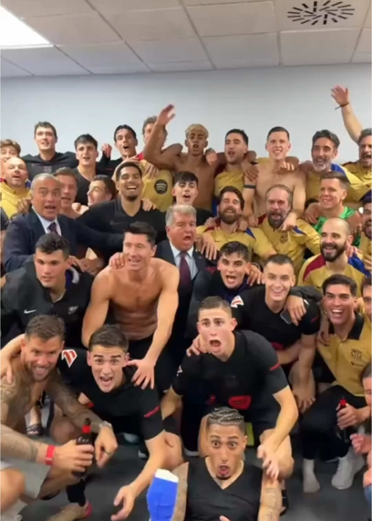 PERAYAAN DI RUANG GANTI BARCELONA SETELAH MENGUNCI GELAR JUARA LALIGA 🏆😝🤙 #CapCut #fcbarcelona #fcbarcelonafans #barcelona #viscabarca🔴🔵 #blaugrana #barca #cules #barcaindonesia #culers #lionelmessi 