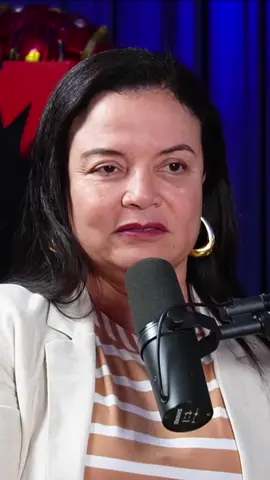 Fuja Dela! A Pessoa Tóxica Que Está Destruindo Sua Vida | Andrea Vermont Neste corte do Podcast 3 Irmãos, a psicanalista Andrea Vermont explica como pessoas tóxicas — muitas vezes próximas — minam sua autoestima, drenam sua energia e afetam sua saúde emocional. Saber identificar e se afastar delas pode salvar sua vida. #PessoaTóxica #RelacionamentoTóxico #SaúdeMental #AndreaVermont #Podcast3Irmãos #CortesPodcast #Autocuidado #Psicologia #DesenvolvimentoPessoal #CortePodcast