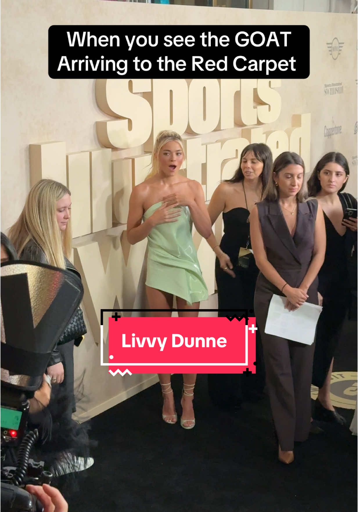 Gotta love #livvydunne reaction to #salmahayek arriving to the #si_swimsuit red carpet 🥰💖 #entertainmentnews #redcarpet #nycfashion #bts