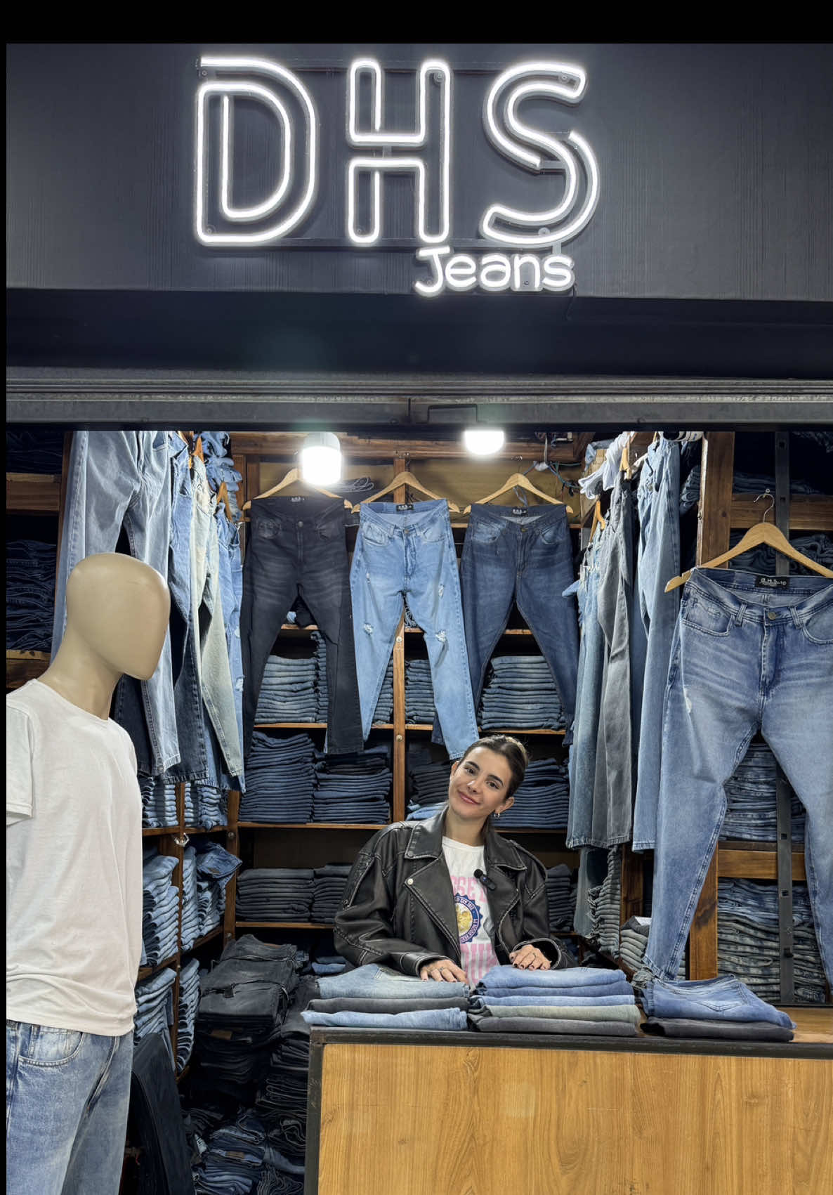 👖✨ ¡LOS JEANS DE HOMBRE MÁS BUSCADOS DEL MOMENTO ESTÁN ACÁ ✨👖 ¿Buscás estilo, comodidad y tendencia en un solo lugar? 🔥 Tenemos los jeans de hombre que se están llevando todos: ✅ Jeans baggy: cómodos, anchos y urbanos. ✅ Jeans mom: el clásico retro que volvió con todo. ✅ Jeans semi chupín: ajustados pero con flow. 📦 Ventas mayoristas y minoristas 🚚 Envíos a todo el país 💬 Pedinos el catálogo por WhatsApp #jeanshombre #jeansbaggy #jeansmom #jeanssemichupin #jeansdemoda #mayoristadeflores 