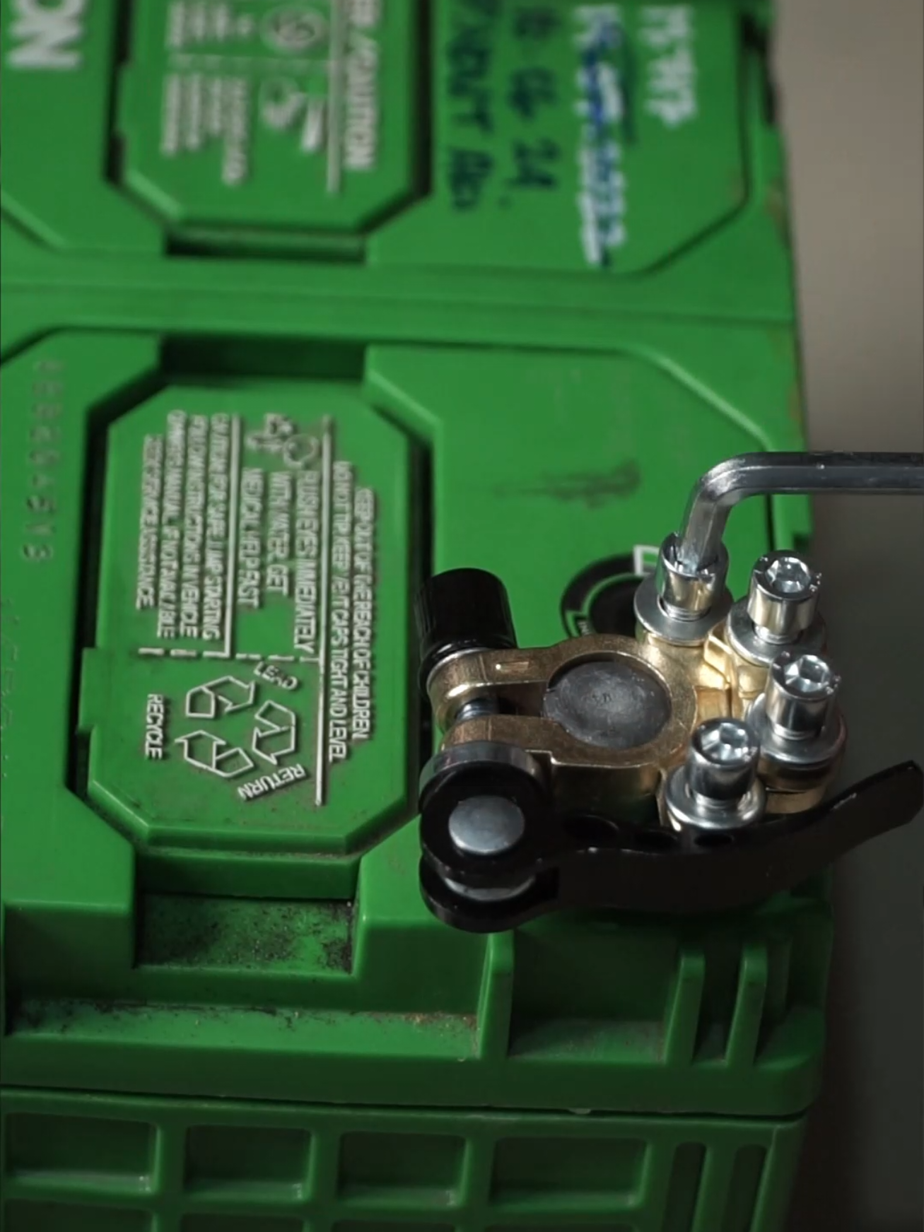 Terminal Kepala Aki yang praktis untuk pemasangannya karena tinggal tarik tuas sudah terkunci terbuat dari bahan yang kuat sehingga terminal aki ini tidak mudah lepas #terminalkepalaaki #terminalakimobil #terminalakipraktis 