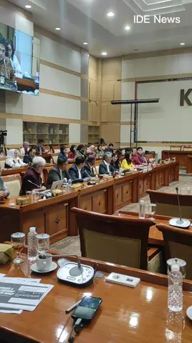 JAKARTA | ideNews – Komisi III DPR RI menggelar Rapat Dengar Pendapat Umum (RDPU) Revisi Kitab Undang Undan g Hukum Pidana (KUHAP) yang berlangsung di Gedung Nusantara II Gedung DPR RI Senayan Jakarta pada Rabu, (15/5/2025). RDPU Revisi KUHAP dipimpin langsung oleh ketua Komisi III DPR RI, Habiburokhman dan juga dihadiri oleh anggota DPR RI Komisi III. RDPU Revisi KUHAP berlangsung antara Dewan Pimpinan Pusat (DPP) Organisasi Advokat Himpunan Advokat/Pengacara Indonesia (HAPI) dan juga beberapa perwakilan dari Mahasiswa Magang. Dalam kesempatan tersebut, Organisasi Advokat  DPP HAPI dihadiri oleh ketua Dewan Pembina HAPI, Prof. Suhardi  bersama dengan ketua Umum DPP HAPI, Anita dan wakil ketua Umum, Sekjen DPP HAPI, Hilman Himawan, SH.,MH.,M.Kn Rapat dengar pendapat yang berlangsung di ruang  rapat utama Komisi III DPR RI, dimulai pada pukul 13.00 WIB. Setelah dibuka oleh pimpinan Komisi III DPR RI, Habiburokhman dengan mekanisme RDPU, selanjutnya yang pertama diberikan kesempatan untuk menyampaikan masukan dan paparan didepan pimpinan dan anggota Komisi III DPR RI yaitu delegasi dari DPP HAPI. Ketua Umum HAPI, Anita sebagai pembicara pertama dalam RDPU RKUHAP yang menyampaikan pokok pikiran dan poin-poin yang menjadi konsen DPP HAPI yang akan diusulkan. Pembicara kedua kemudian dilanjutkan oleh Ketua Dewan Pembina DPP HAPI, Prof Suhardi yang secara gamblang memaparkan materi utama melalui slide didepan pimpinan dan anggota Komisi III. Dari informasi  yang  dihimpun media ideNews, ada beberapa poin-poin krusial yang menjadi sorotan utama yang diajukan oleh Organisasi Advokat HAPI kepada Komisi III DPR RI terkait Revisi Kitab Undang-Undang Hukum Pidana. (Enal Mappirewa-ideNews) .