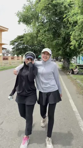 info running ?! #foryoupage #ootdolahraga #jaketantiuv #jaketolahraga #rokleggingolahraga #outfitolahragahijab #jaketsport #rokleggingsport 