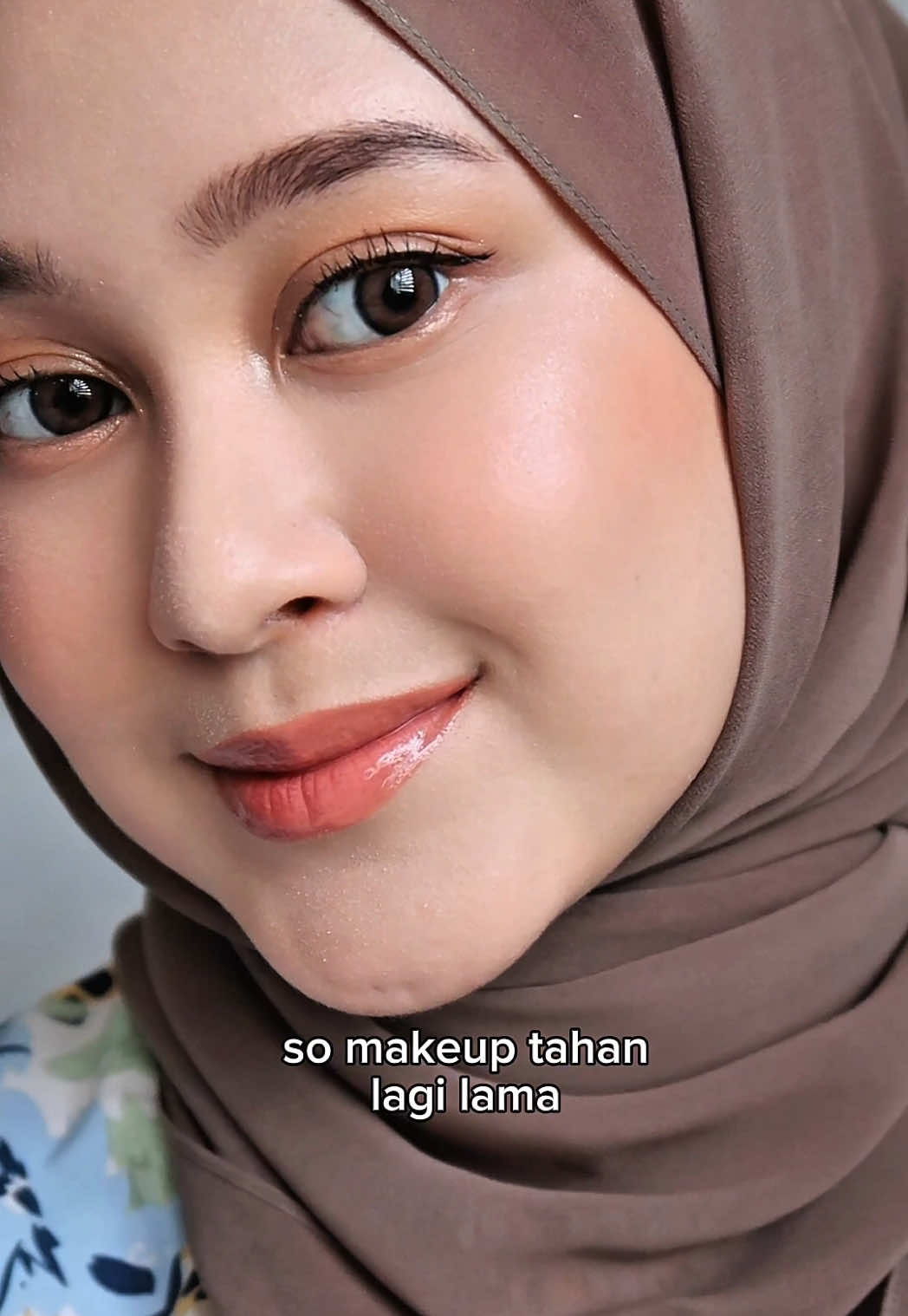 try this tips kalau nak avoid patchy makeup tau! yang penting do skin-prep before makeup 😚🤌🏻✨  #makeuptips #cakeymakeup #brokenmakeup #settingspray #sandwichmethod 