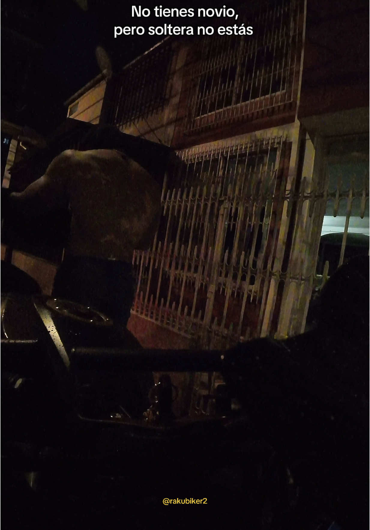 😉 … #badboy #biker #bikerboy #bikerlife #bike #bikes #coqueto #moto #motos #dji #espalda #gym #gymrat #fyp #viral #videosvirales #viralvideo #parati #foryoupage #nocturno #soltera #novios 