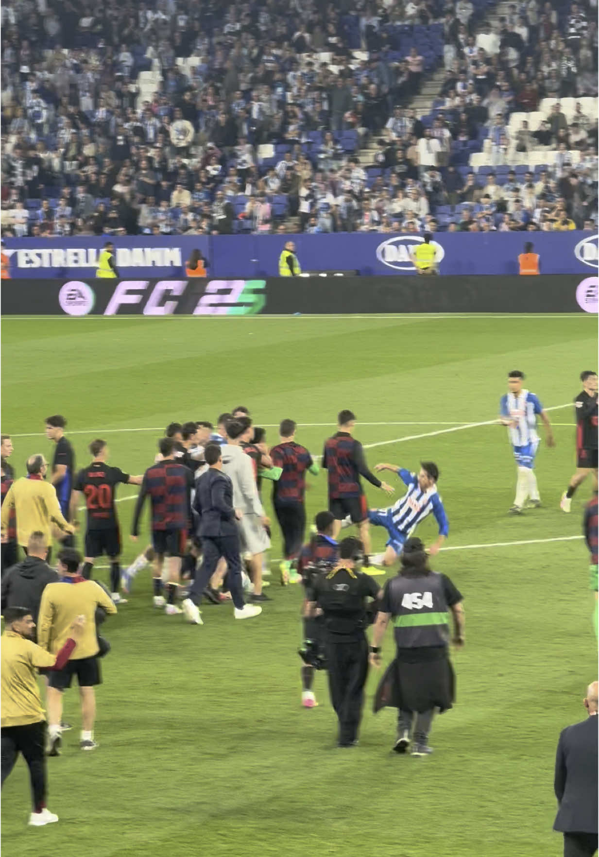 El choque al final del partido entre los jugadores Barça y Espanyol en el derbi de La Liga Espanyol 0-2 Barcelona #barcelona #espanyol #laliga #derbi #barça 