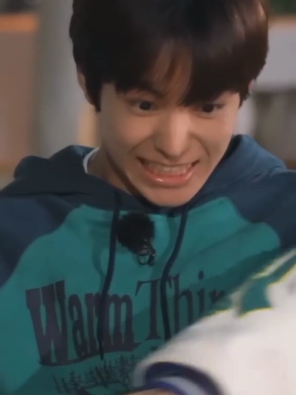 cat's energetic movement after feeding 🍜😸 #YUSHI #유우시 #ユウシ #NCTWISH #엔시티위시