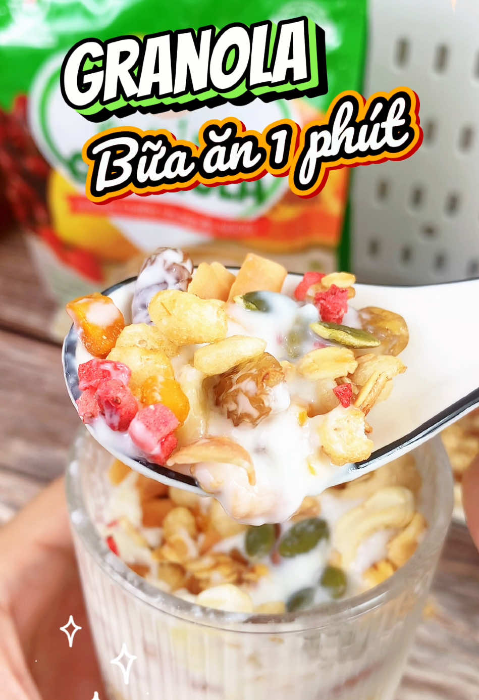 Bữa sáng 1 phút với Granola nhà Giọt nắng vừa ngon vừa dinh dưỡng. Các bạn ăn thử đi nhé! #granola #ngucoc #granolagiotnang #giotnang #ngucocgion #ansang #buaphu #healthy #dinhduong #lanhmanh #traicaysay #traicay #ngucocdinhduong #hatdinhduong #monngonreview #salegiuathang #1415giuathang #salevuifreeship #saleluongve 