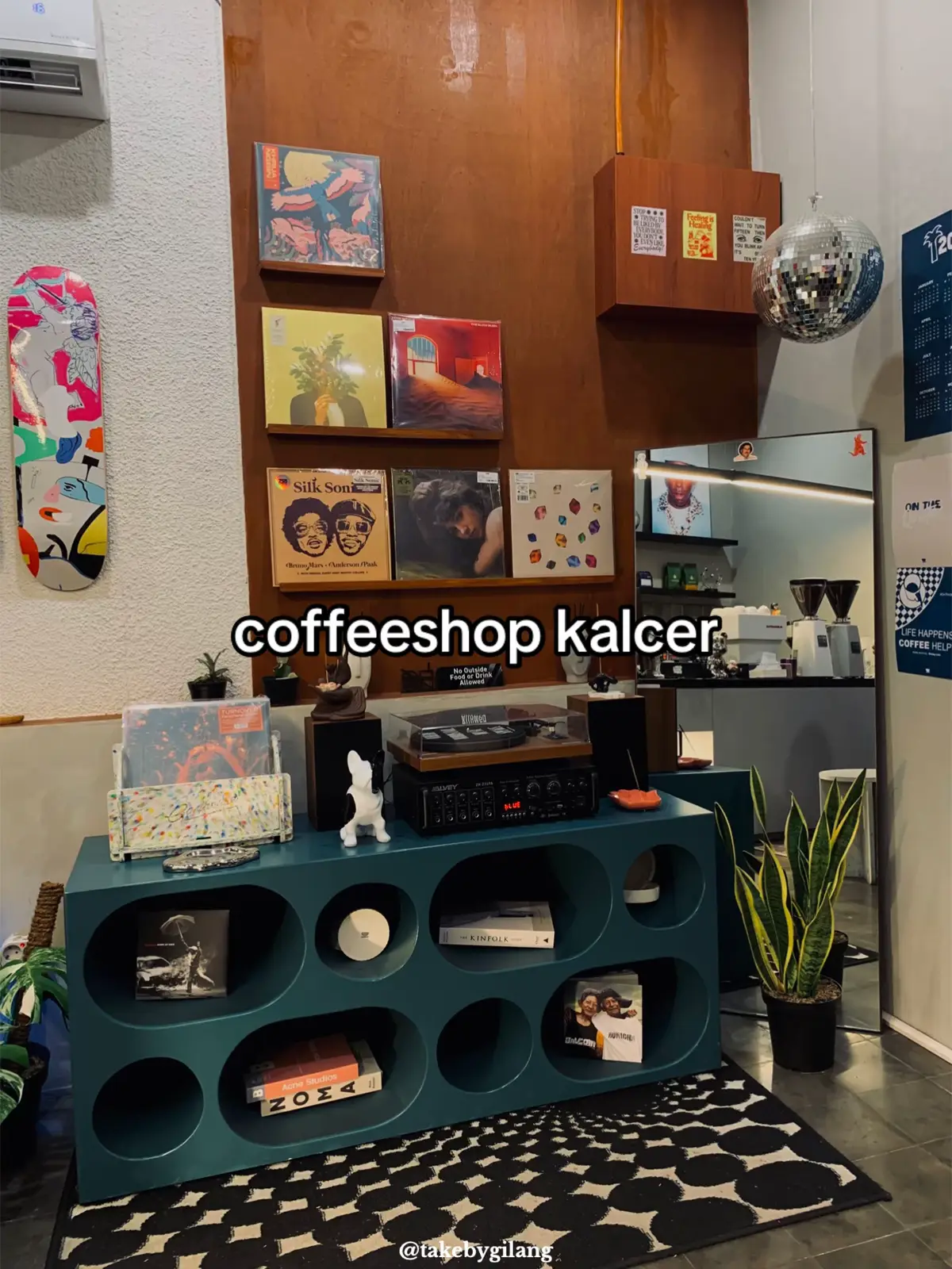 kali ini mampir ke coffee shop mungil yang penuh nuansa kalcer—dari dekorasi sampai detail kecil kayak tatakan gelas berbentuk vinyl yang super eye-catching! ini unik parah sih. Buat kamu yang suka suasana chill dengan sentuhan kalcer, tempat ini wajib masuk bucket list! 📍on the table Jl. Pamoyanan, Cicendo No 13 #coffeshopbandung #placetogobdg #bandung #fyp #onthetable 