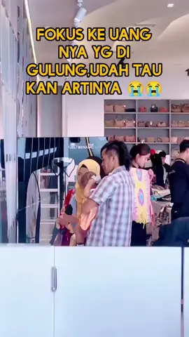 Terharu,,,,, FOKUS sama uang yang digulung ,, Sudah tau kan ARTINYA. . .  Terima kasih orang baik sedunia,, semoga semua menjadi sebuah arti kehidupan yang sempurna.  @benangraja.semarang  #fyp #fypage  #fyppppppppppppppppppppppp  #fypシ゚  #lewatberanda  #lewatberandafyp  #foryou  #foryoupage  #kontenkreator  #viraltiktok  #batamtiktok 