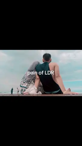 dia pergi tidak membawa apa apa, tapi separuh jiwaku ikut terkubur bersamanya..  kehilanganmu sama seperti membunuh masa depanku🙂 Al-fatihah untukmu sayang🤲🏻🤲🏻 semoga rindu dan tangisku tidak membebanimu ditmpat barumu💕💕🥲 #suamisurgaku 