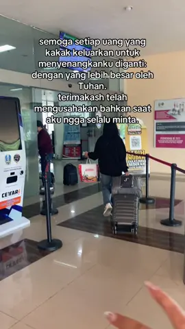 ini kakakku mau berangkat kerja k luar kota lagi setelah cuti seminggu. g pernah terpikirkan olehku akan memiliki kakak spt diaa, yg tiap ngelihat mataku berbinar2 ngelihat sesuatu dia bakal selalu blg 'mau kah? beli aja, ak yg beliin' bahkan saat mulut mungilku mengatakan bahwa parfum yg dia pakai enak tanpa maksut apapun, dia akan langsung memberikan parfumnya k ak🥺🫶🏻