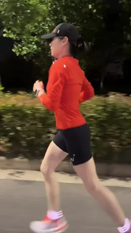 Em như cơn gió thu bay bay nhẹ nhẹ #chaybo #thoitrangchaybo #aochaybo #quanchaybo #giaychaybo #xuhuong #dongluctapluyen #kyluatbanthan 