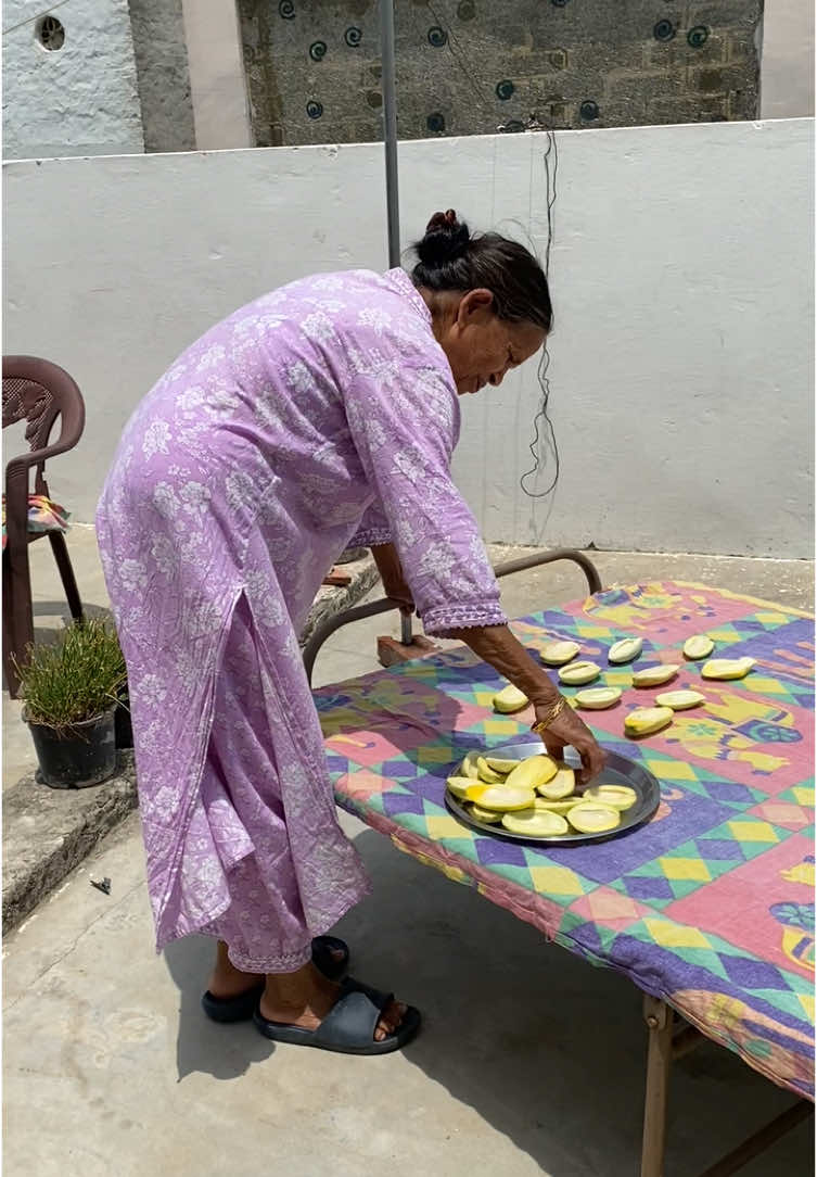 Jemur mangga muda buat bikin bubuk mangga. #india #ceritatanu #dailyvlog #tanudanmonu 