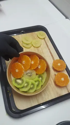 ไปจัดกล่องกันค่ะ โจทย์ลูกค้าคือ🍊🥝 ส้ม+กีวี่  🔥🔥🔥  #เจียกั่วเฟรชฟรุต #ผลไม้ปอกพร้อมทาน #ร้านผลไม้สุขุมวิท81 #ilovetiktok #ปอกผลไม้ #เทรนด์วันนี้tiktok 