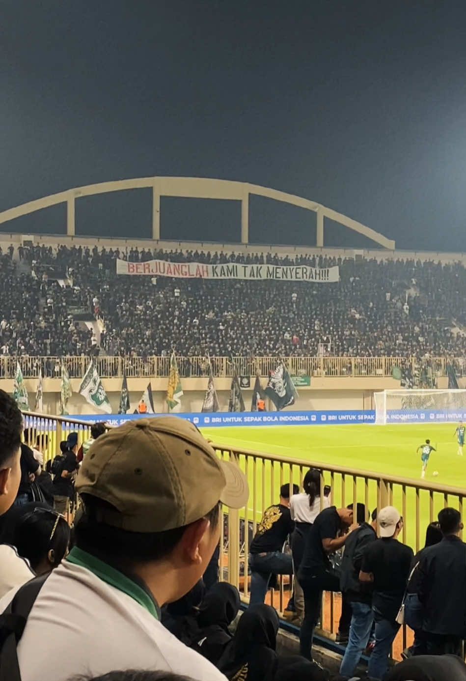 “Aku bukan orang Sleman. Bukan pula asli Yogyakarta. Aku di sini hanya menimba ilmu, sekadar singgah untuk waktu yang tak tentu. Tapi entah bagaimana, hati ini tertambat pada PSS Sleman. Tiap pekik ‘Sampai Kau Bisa’ seolah menyatu dengan napasku. Mungkin suatu hari aku harus pergi, meninggalkan kota ini. Tapi aku tahu, rindu paling berat adalah rindu berdiri 2 x 45 menit untuk kebanggaan yang tak pernah pudar: PSS Sleman.”.                                        #psssleman #BCSXPSS #Slemania #liga1indonesia  #stayliga1 #yogyakarta #maguwoharjo 